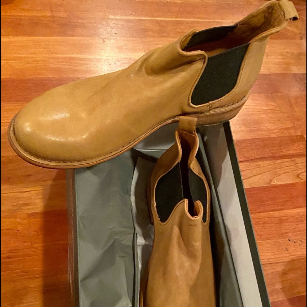 Fiorentini & Baker. Size 39. Brown leather bootie.